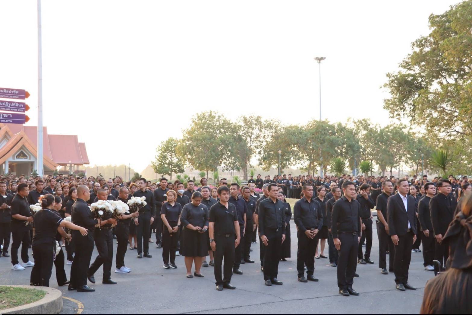 title - ผู้อำนวยการศูนย์ส่งเสริมและพัฒนาอาชีพเสริมนอกภาคการเกษตร ร่วมกิจกรรมแสดงความอาลัยและแสดงความจงรักภักดีสมเด็จพระนางเจ้าสิริกิต์ พระบรมราชินีนาถ พระบรมราชชนนีพันปีหลวง โครงการหนึ่งความดี ล้านความรัก ภูมิใจพรรคพระพันปีหลวง ณ ศาลาพระมิ่งขวัญ ศูนย์ส่งเสริมและพัฒนาอาชีพเสริมนอกภาคการเกษตร (ศูนย์ศิลปาชีพบางไทรฯ (เดิม))